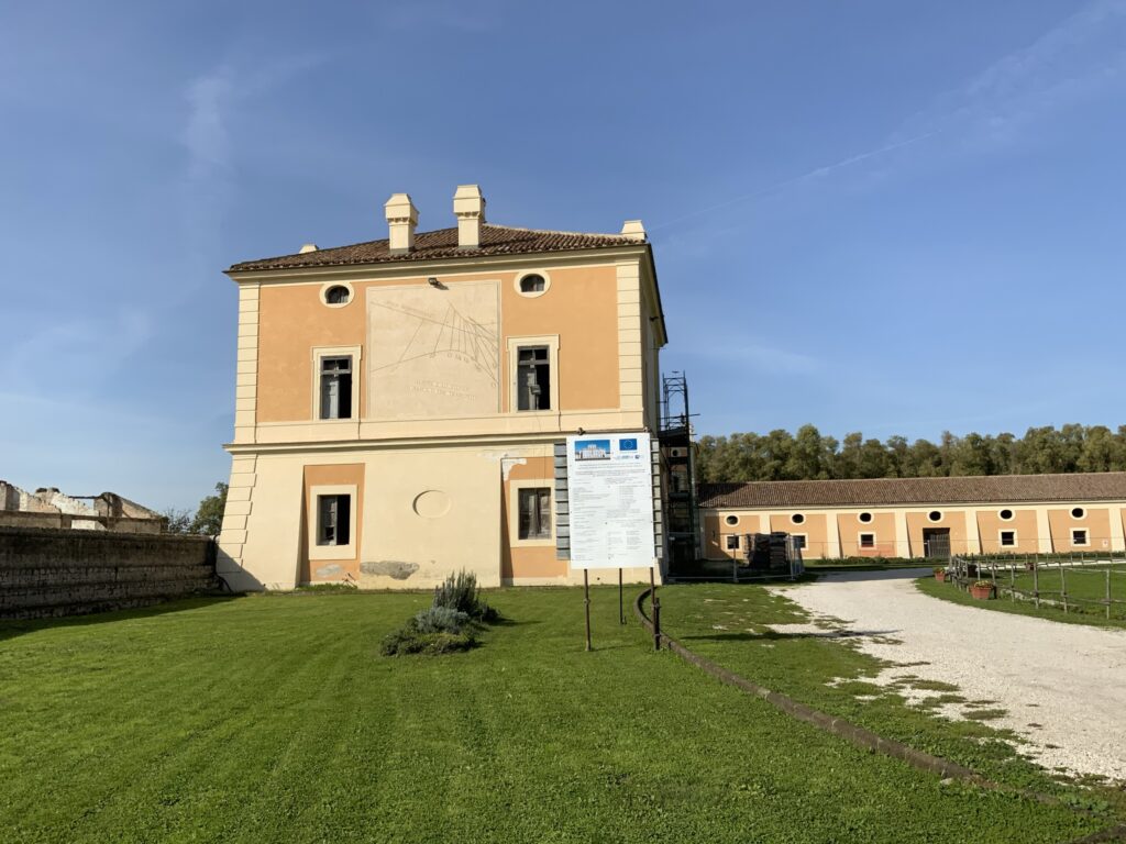 Real Sito di Carditello, Caserta. Uno degli otto torrioni, elementi di snodo dei corpi bassi destinati ad azienda agricola | © BHiLab, CNR ISPC