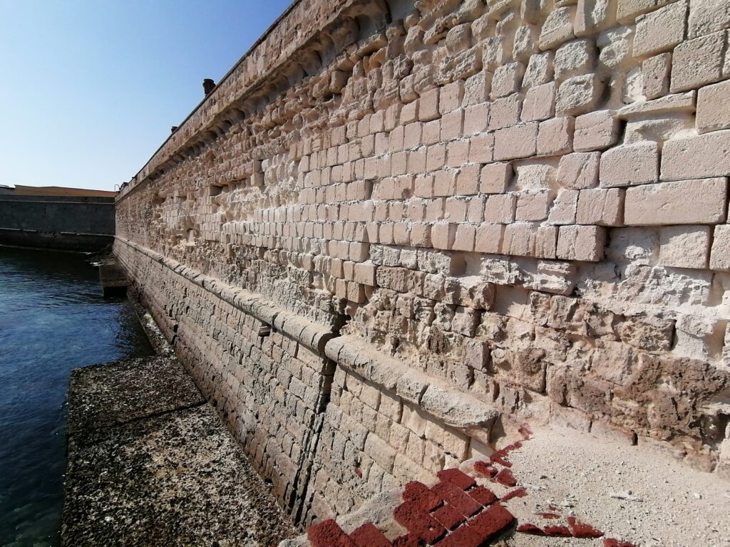Ex Stabilimento “Florio” della Tonnara di Favignana. Degrado del muro di cinta sul versante costiero | © Giuseppe Cacciaguerra, CNR ISPC
