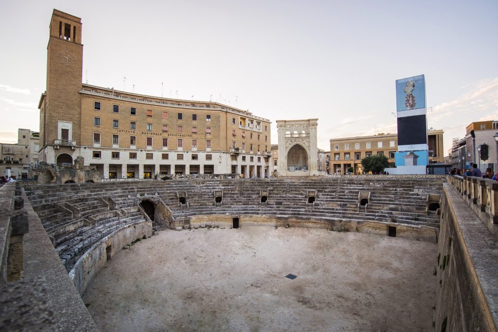 Anfiteatro di Lecce. Veduta da sud-est dei resti dell’arena e della cavea